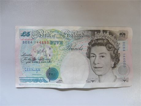 Older Type Queen Elizabeth II £5 note